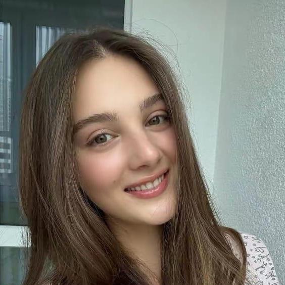 Elena Jhones